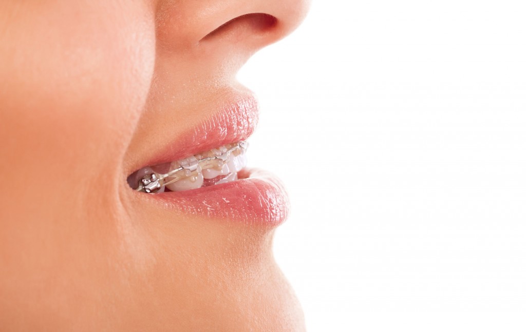 Галитоз Shutterstock. Зубы пережевывание на прозрачном фоне. Mouth Care.
