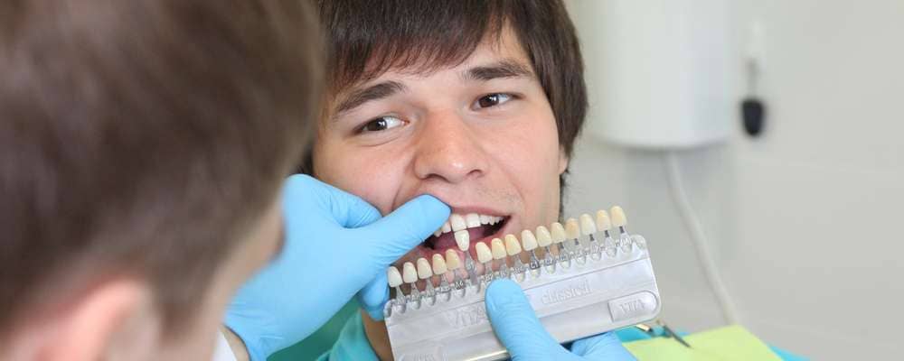 Врач который ставит зубы. Стоматолог ортопед. Зубной техник. Стоматолог ортодонт. Ортопедия в стоматологии.