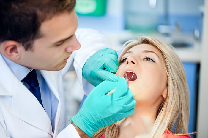 женщина на приеме у стоматолога