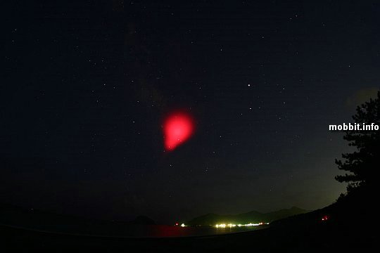 Красное свечение в небе ночью. Красное пятно на ночном небе.