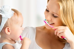 Тщательная чистка зубов - профилактика оголения корней зубов