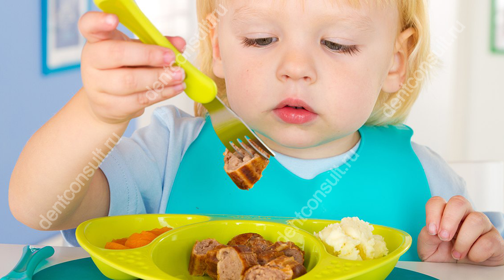 ребенок ест