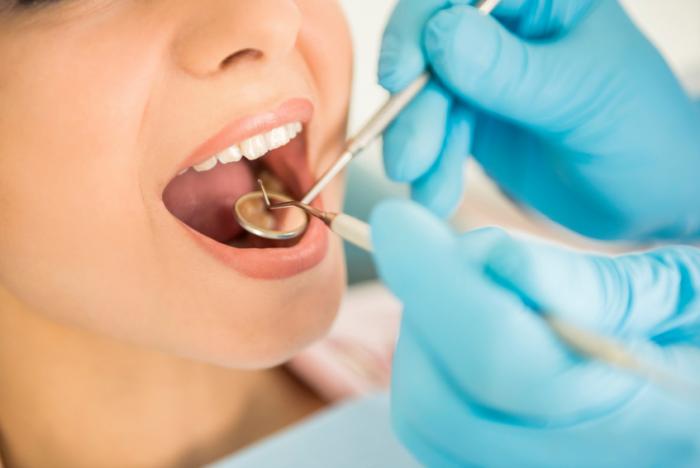 как остановить кровь из зуба десна