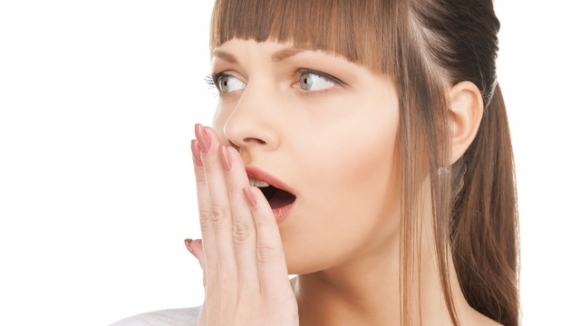 Горечь во рту и жжение губ могут возникать из-за проблем с органами пищеварения, приема антибиотиков и других лекарств, аллергии.