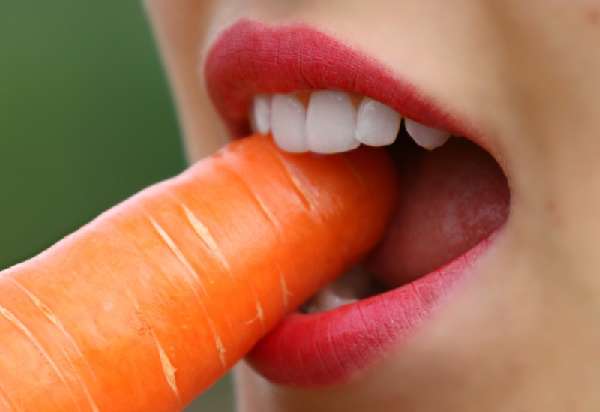 Морковка во рту