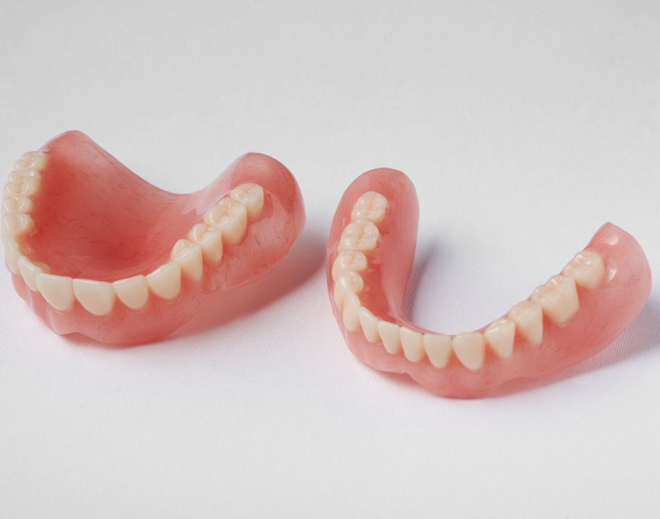 Какие зубные протезы лучше при отсутствии зубов. Нейлоновые зубные протезы. Полный съемный пластиночный протез. Полный съемный нейлоновый протез.