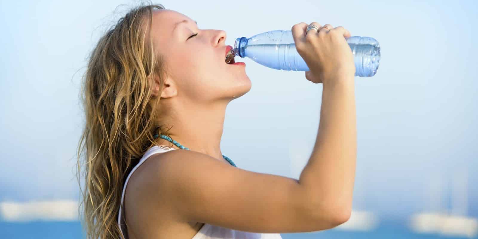 Need water. Пить воду. Утоление жажды. Человек пьет воду. Жажда пить.