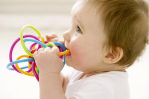 Сколько дней могут прорезываться первые зубы у ребенка, в каком возрасте это происходит?