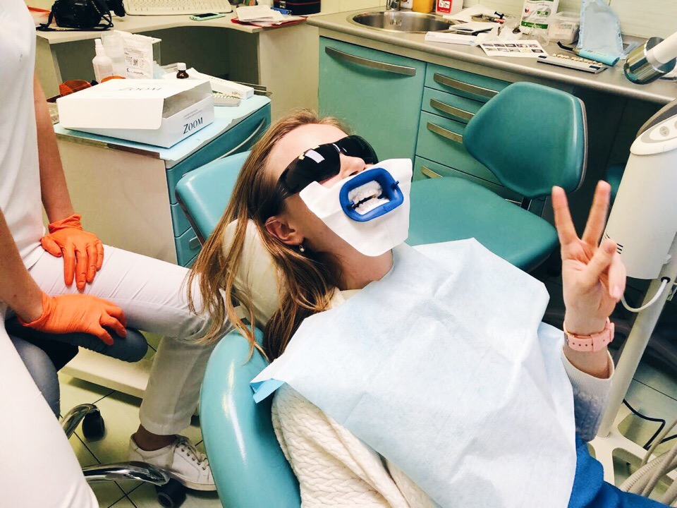 Уф отбеливание зубов. Отбеливание у стоматолога. Отбеливание зубов в стоматологии. Отбеливание зубов в больницах. Безопасное отбеливание зубов.
