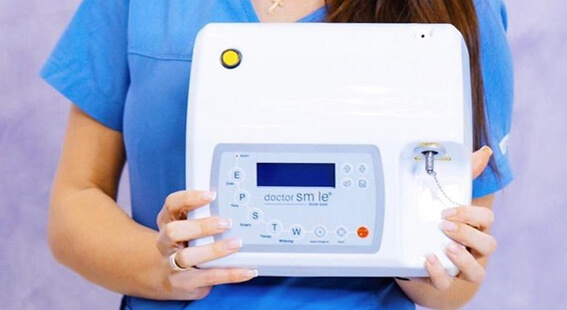 Гингивэктомия выполняется с помощью лазерного оборудования Doctor Smile D5