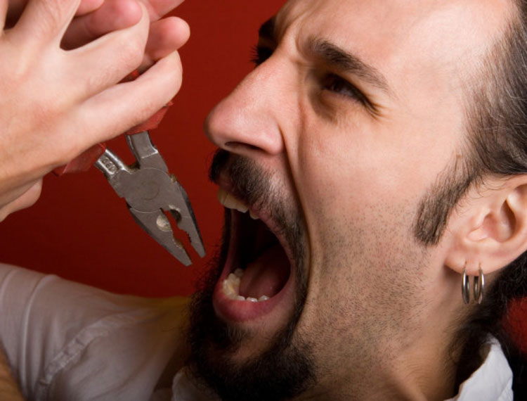 5 осложнений, которые заставят отказаться от идеи вырвать зуб дома