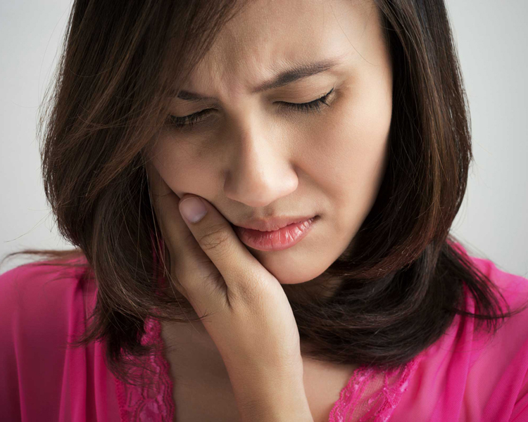 5 опасных причин появления белых язвочек во рту