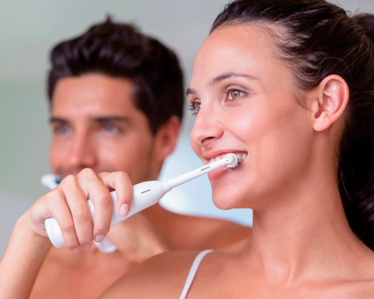 5 советов, как безопасно и эффективно чистить зубы электрической щеткой