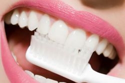 отбеливание зубов активированным углем