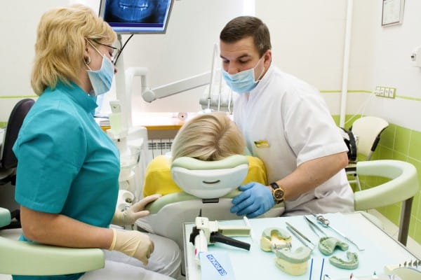 Установка зубного моста проводится стоматологом-ортопедом