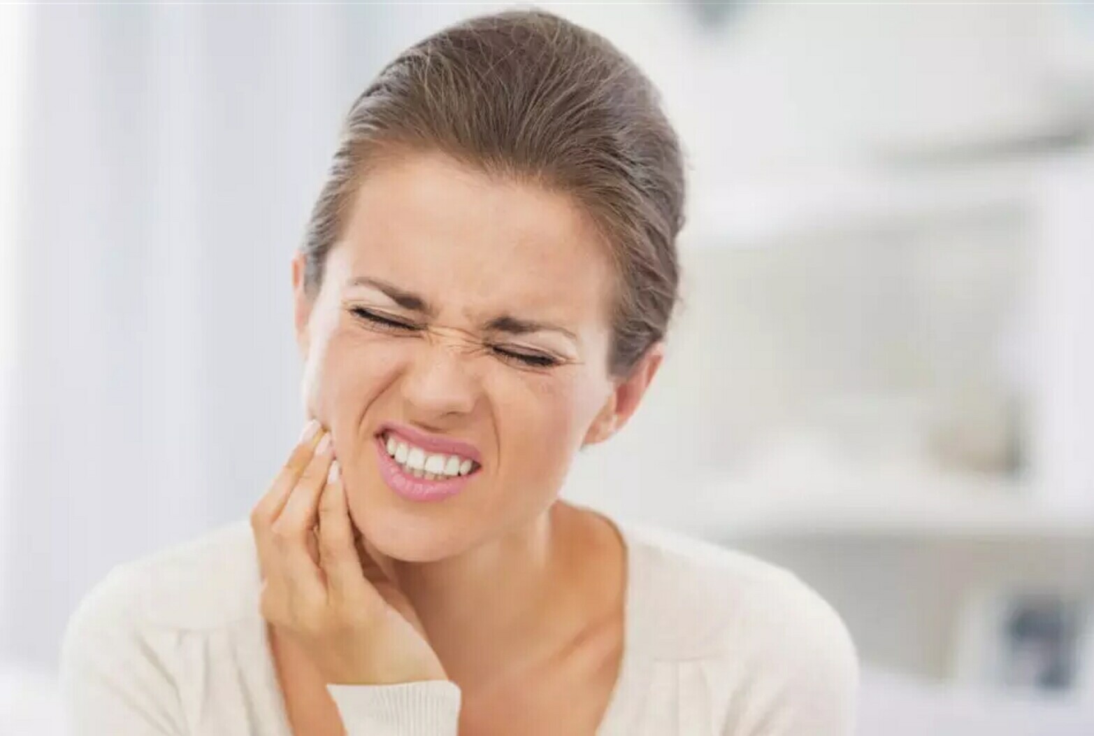 Сильная зубная боль что делать в домашних. Зубная боль. Болит зуб. Боль в зубе. Острая зубная боль.