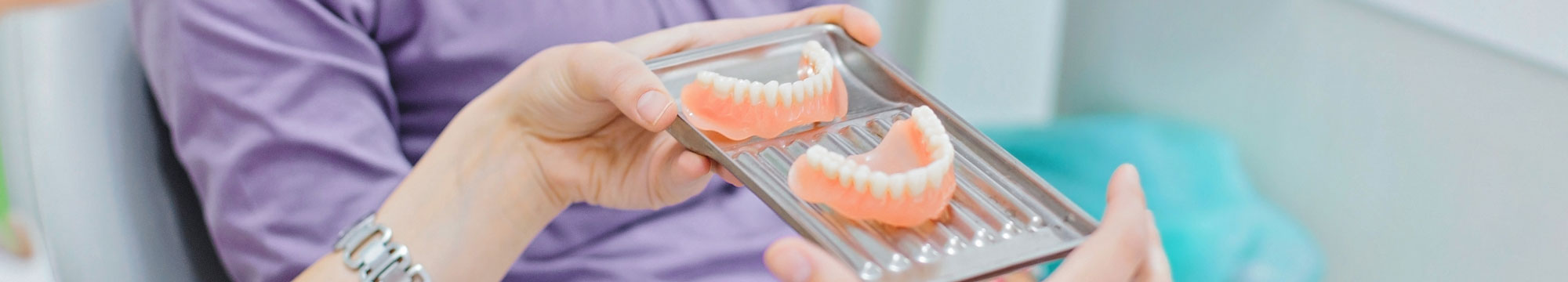 Гастроскопии можно чистить зубы. Примерка восковой конструкции протеза в полости рта. Промывание протеза водой фото. Как очистить зубные протезы от налета в домашних условиях съемные.