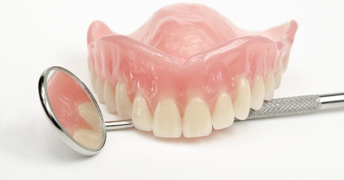 Полный съемный протез фиксация. Пластиночные зубные протезы. Полный съемный пластиночный протез. Полный съемный пластинчатый протез. Пластиночные протезы ортопедическая стоматология.