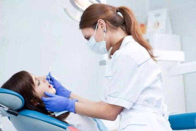 Если соблюдать рекомендации врача, можно избежать развития осложнений при заживлении лунки удаленного зуба